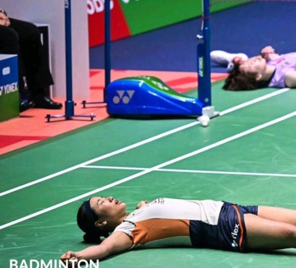 안세영과 죽도록 싸우더니…'천적' 中 천위페이 휠체어 신세 '충격'→중국도 깜짝 놀랐다 "신발도 못 신을 뻔"