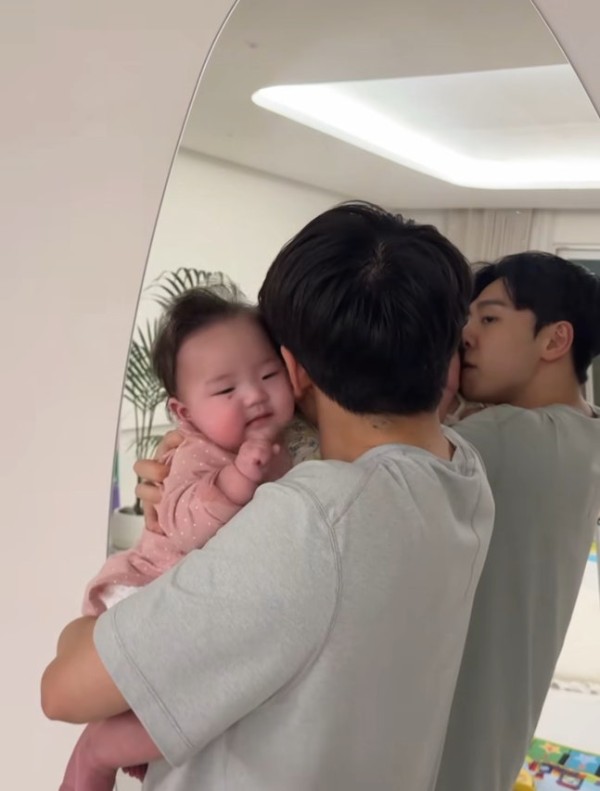 레이디 제인, 42세에 낳은 쌍둥이딸 육아 근황 공개… "아기 씨름선수 같네"