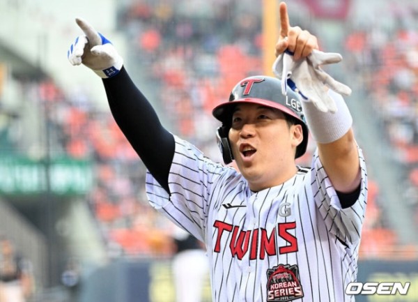 “에이전트 화이팅” 김현수, 왜 FA 계약 늦어지나…돈은 KT, 명예는 LG, 두 마리 토끼를 잡을 수는 없다