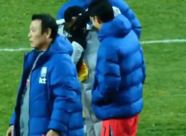 "쏘니 형, 유니폼 제발 바꿔요"…18세 가나 MF, '찰칵 세리머니' 애걸복걸→A매치 진풍경 '손흥민 셔츠 교환 러시'